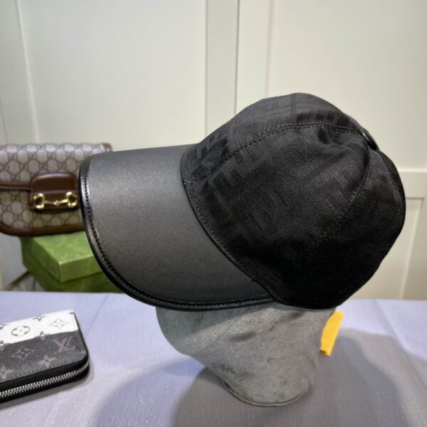 GORRA FENDI
