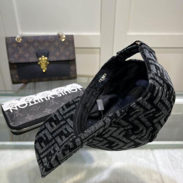 GORRA FENDI