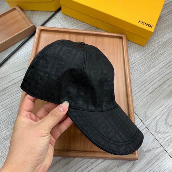 GORRA FENDI