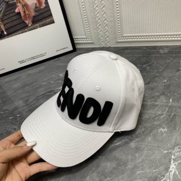 GORRA FENDI
