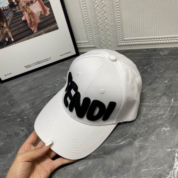 GORRA FENDI