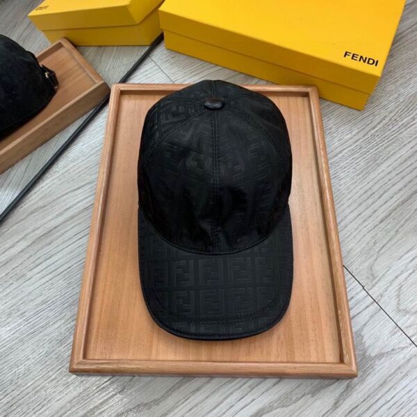 GORRA FENDI