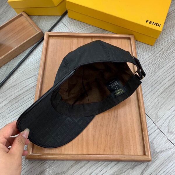 GORRA FENDI