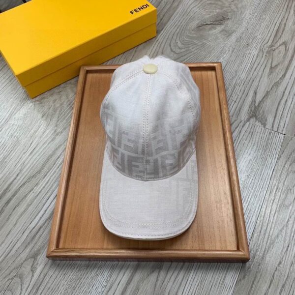 GORRA FENDI