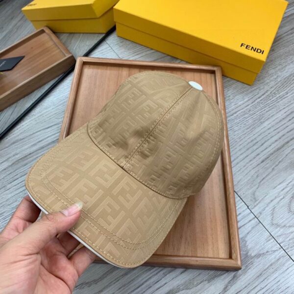 GORRA FENDI