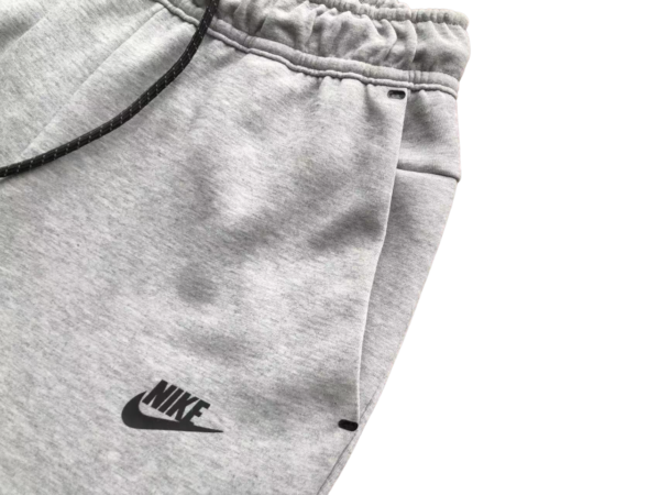 Pantalón Corto Nike Tech Fleece Gris